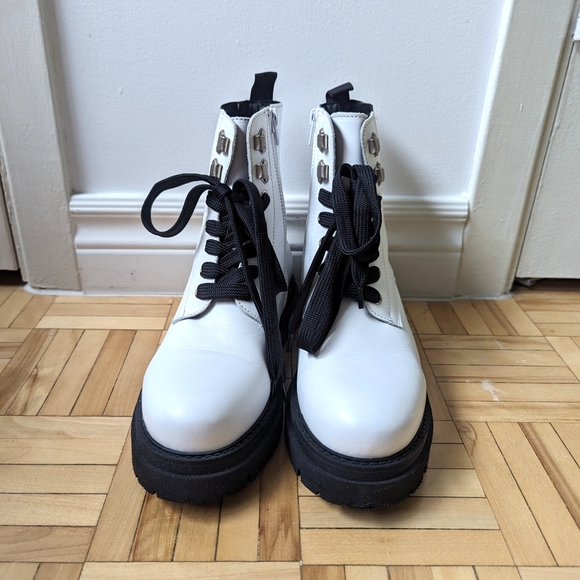 L'intervalle White Boots - Picture 4 of 8